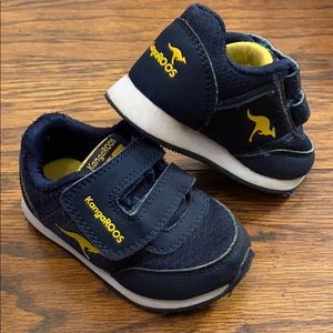 KangaROOS toddler size 5 navy and yellow